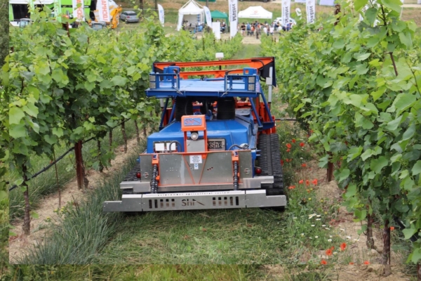 Robot tuttofare Slopehelper per vigneto e frutteto - Agrimeccanica ...