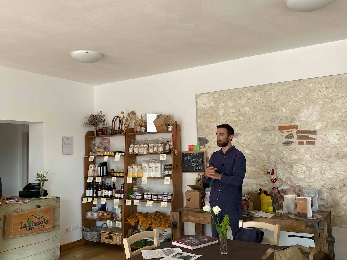 Molti prodotti derivanti dalle coltivazioni vengono venduti direttamente in azienda, oltre a essere utilizzati per l'agriturismo