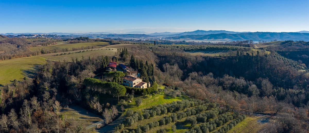 Podere Ricavo si trova in provincia di Siena, in Toscana, è a conduzione familiare e si distingue per la coltivazione della Minuta di Chiusi