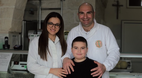 Lucia, moglie di Angelo, è diventata una esperta produttrice di taralli e friselle, apprezzatissime dai clienti dell'azienda agricola Conte