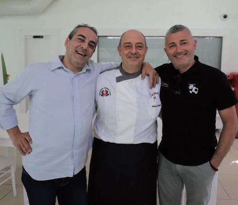  Da sinistra Massimo Iaquinto, titolare della Iaquilat, Antonio Palmieri chef del ristorante La Pampa di Melizzano (Bn), che ha inserito il Grottone nel menù degustazione e Baldassarre Mirra