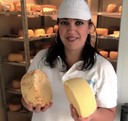 I formaggi aziendali dei De Filippo vengono prodotti su ordinazione, per una selezionata clientela costituita da negozi e ristoranti