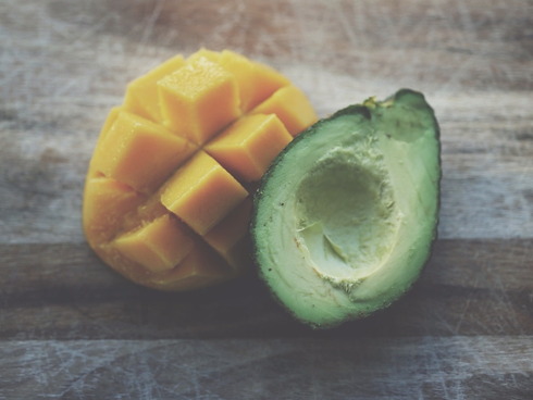 Un frutto di mango e di avocado pronti per essere mangiati