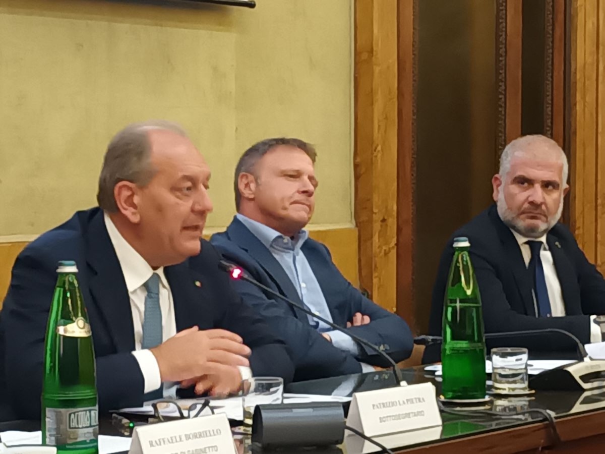 Un momento della conferenza stampa di ieri, da sinistra, il sottosegretario Patrizio La Pietra, il ministro Francesco Lollobrigida e il sottosegretario Luigi D'Eramo