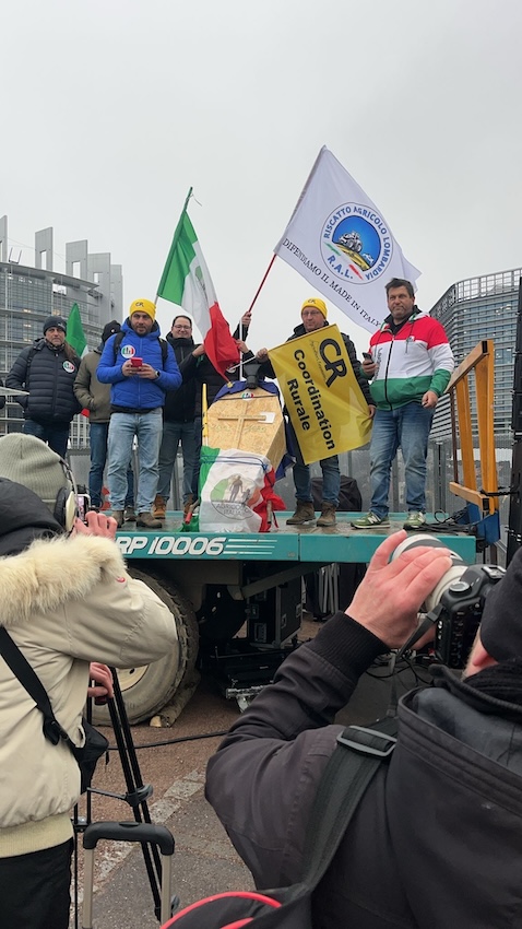 Un momento della manifestazione a Strasburgo contro l'accordo Mercosur - Coapi