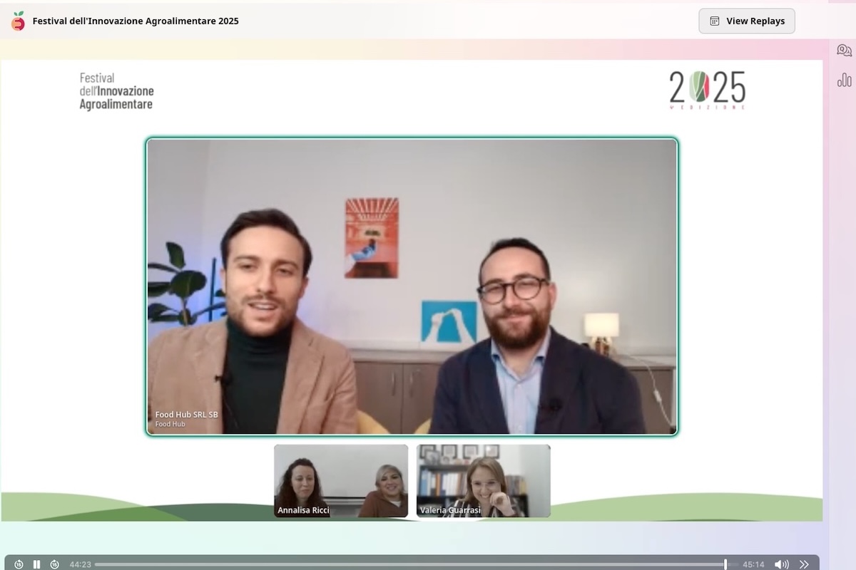 In alto Francesco De Carolis e Fabio D'Elia di Food Hub, sotto Annalisa Ricci e Benedetta Chiancone, Università di Parma, e Valeria Guarrasi, ricercatrice all'Ibf-Cnr Palermo