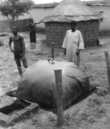 Il più semplice digestore anaerobico tra quelli possibili, copre i fabbisogni energetici e sanitari basilari di un villaggio rurale africano
