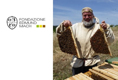 Paolo Fontana in apiario con le sue api allevate in arnie top bar
