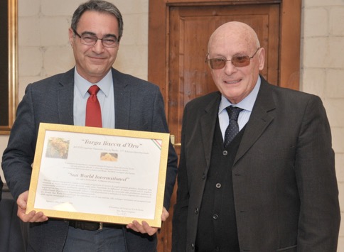 Mario Colapietra conferisce la prestigiosa targa 'Bacca d'Oro' a Maurizio Ventura della Sun World Innovations