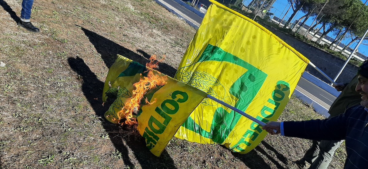 Le bandeire della Coldiretti bruciate nella protesta