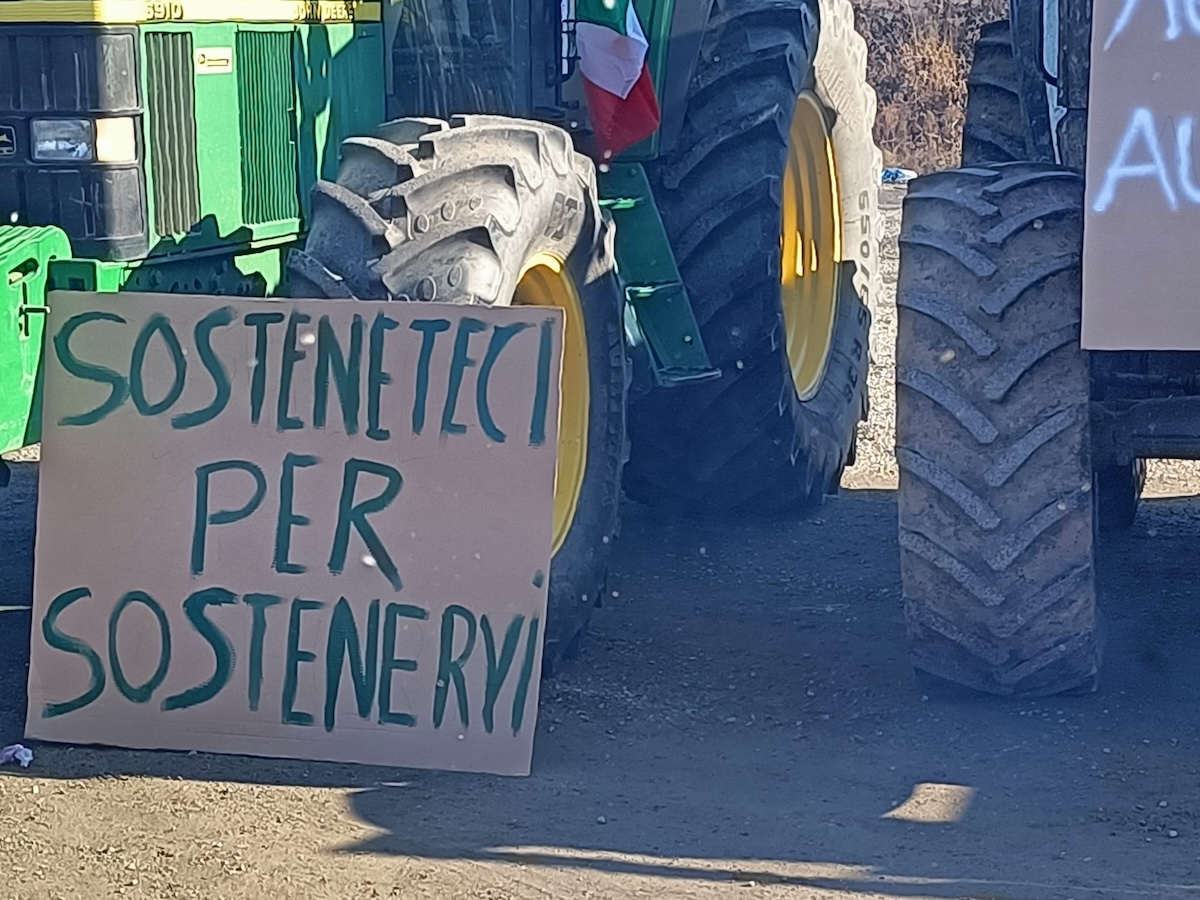 protesta-trattori-gennaio-2024-12-facebook-cartello-sosteneteci-per-sostenervi-cra-agricoltori-traditi-comitati-riuniti-agricoli.jpg