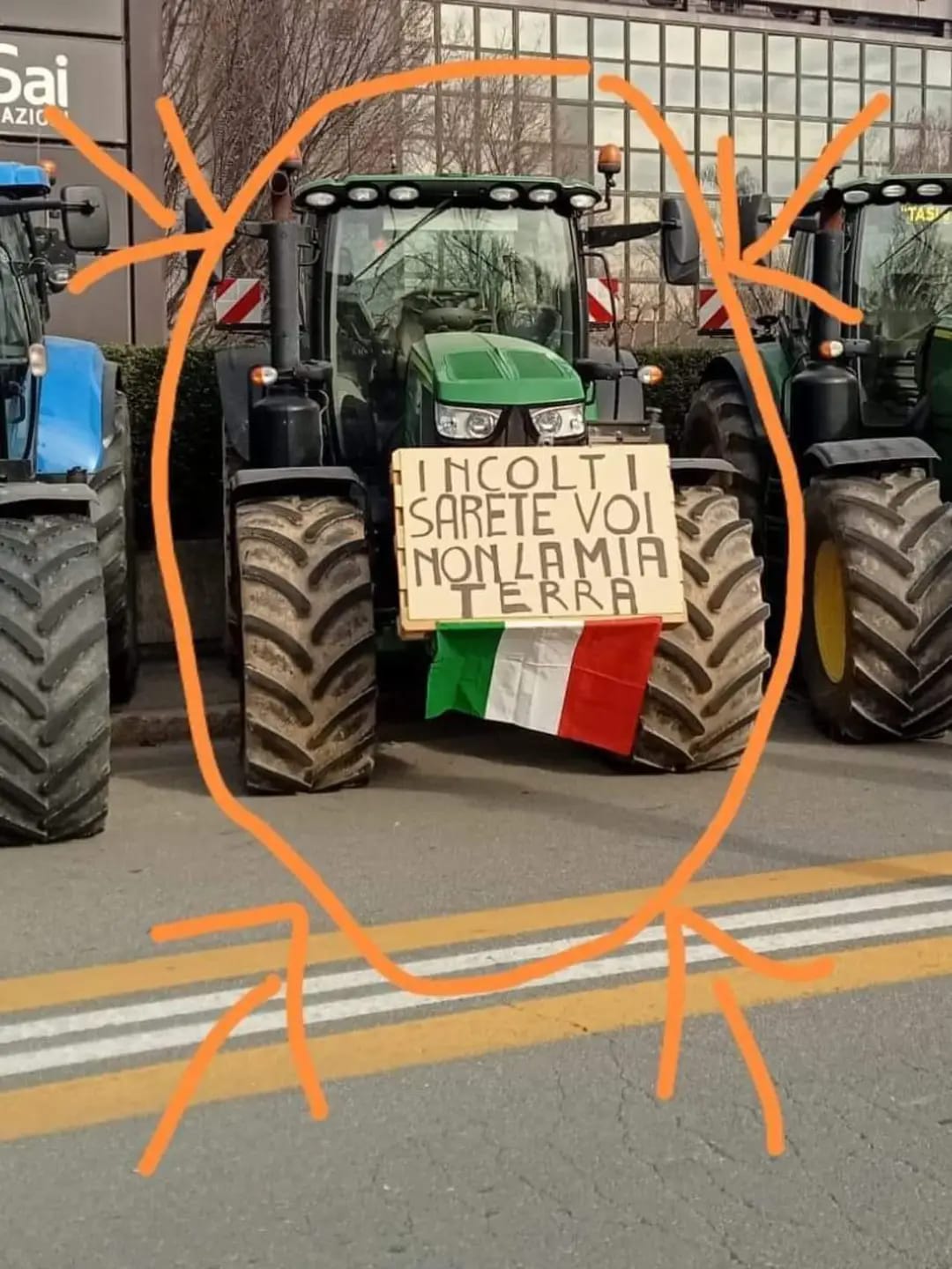 Proteste agricoltori, cartello: 'incolti sarete voi non la mia terra'