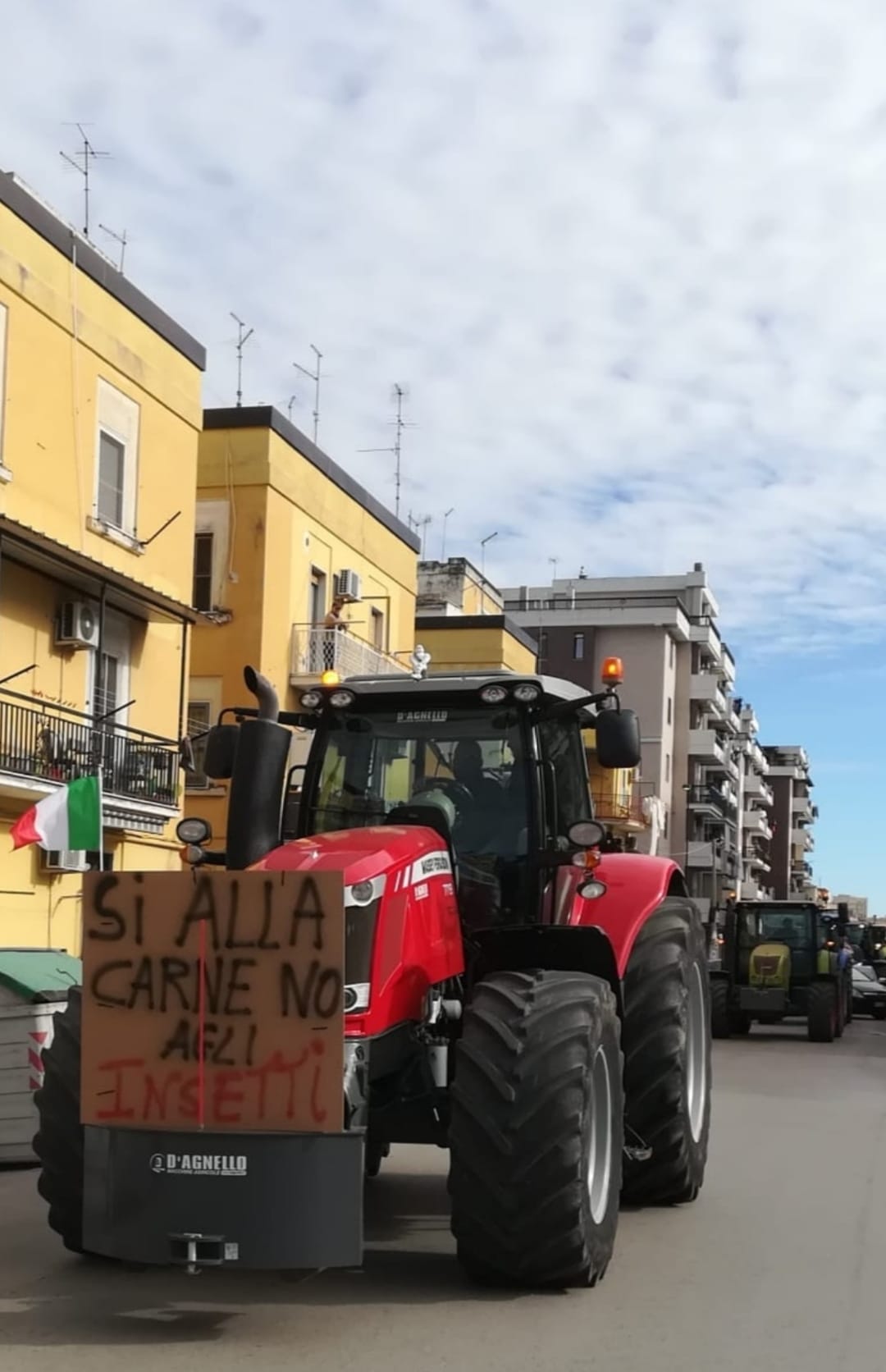 protesta agricoltori: cartello sì alla carne no agli insetti