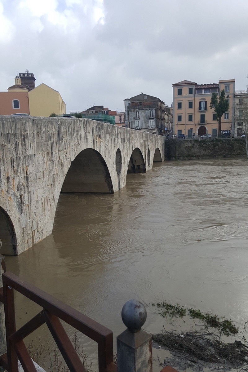 In foto: il Volturno in piena a Capua sotto il Ponte Romano visto dal Forte Cavaliere