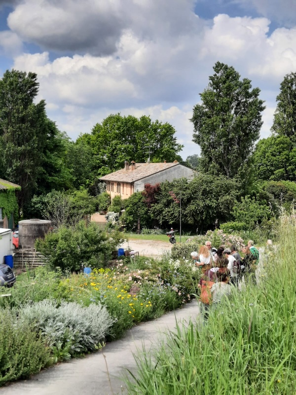 Panoramica sul giardino e il gruppo in visita