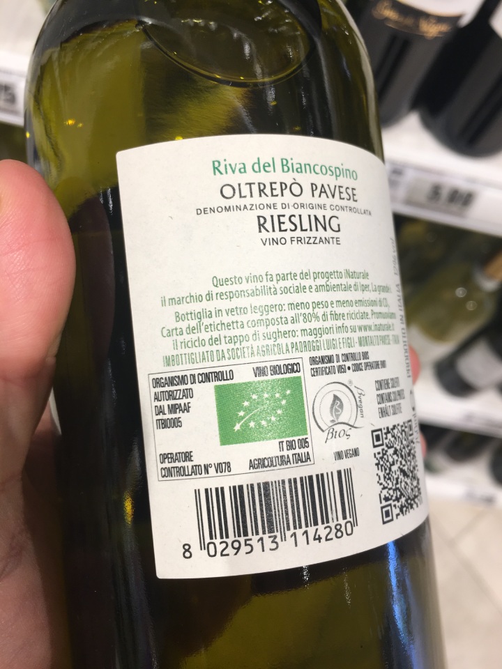 Una bottiglia di vino certificata biologica
