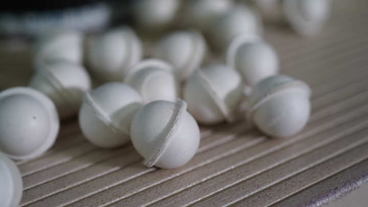 Le uova di T. brassicae sono contenute in capsule biodegradabili lanciate dal drone