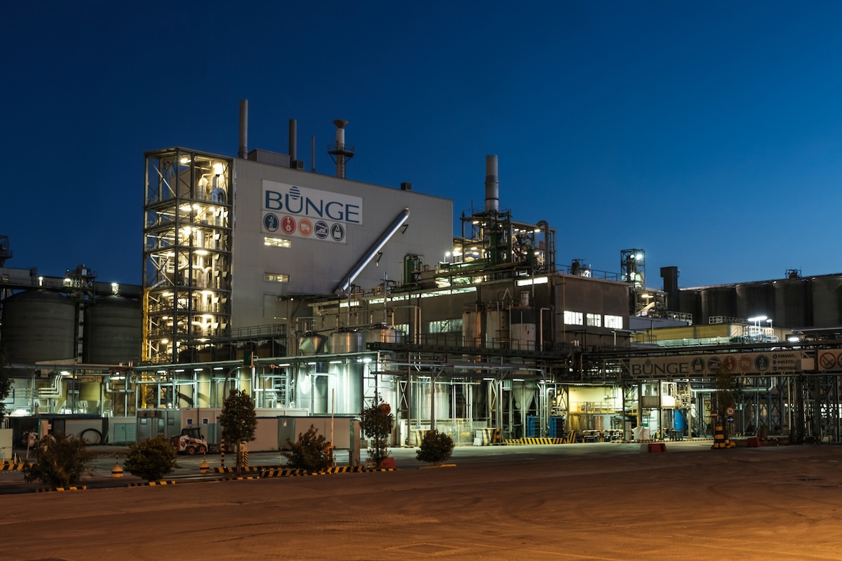 Nel sito produttivo di Porto Corsini (Ravenna) Bunge lavora semi di soia e raffina oli di colza e di girasole