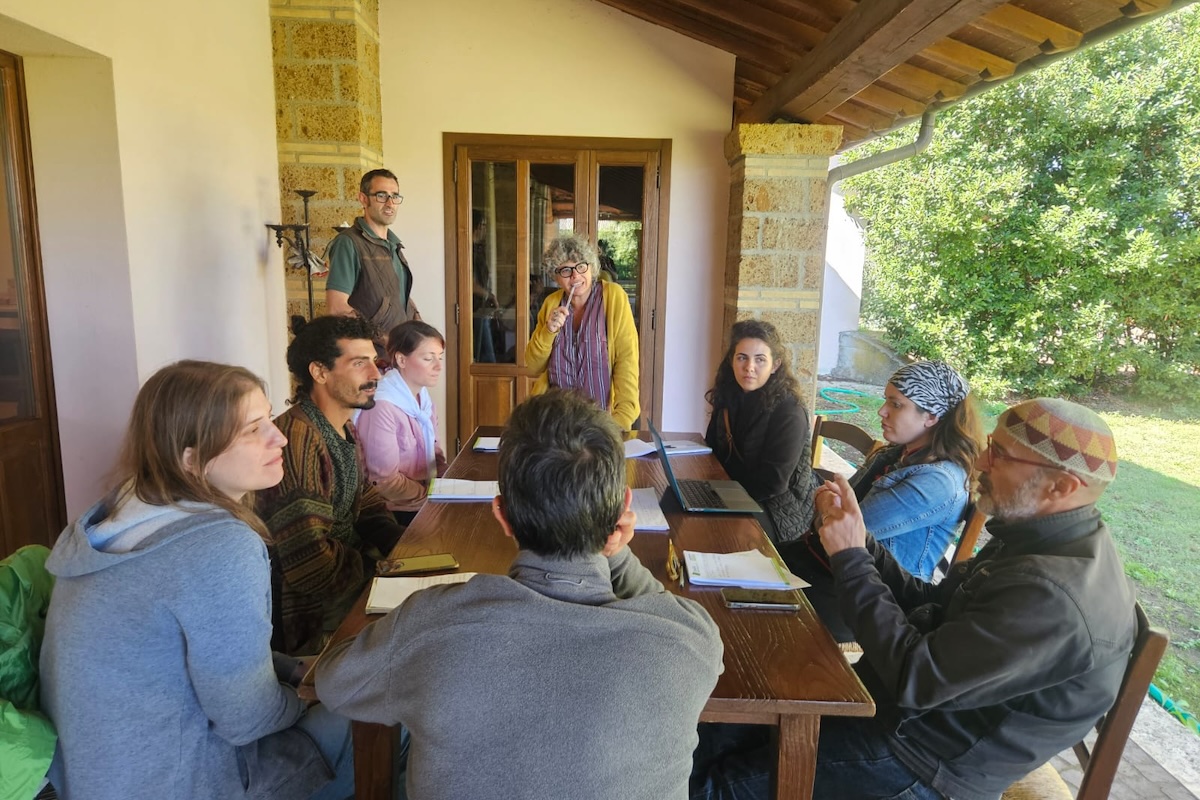 evento-corso-corsisti-laboratorio-zolle-progettazione-agroecologia-multifunzionale-eit-food-fattoria-lucciano-settembre-2024-fonte-eitfood-1200x800.jpg