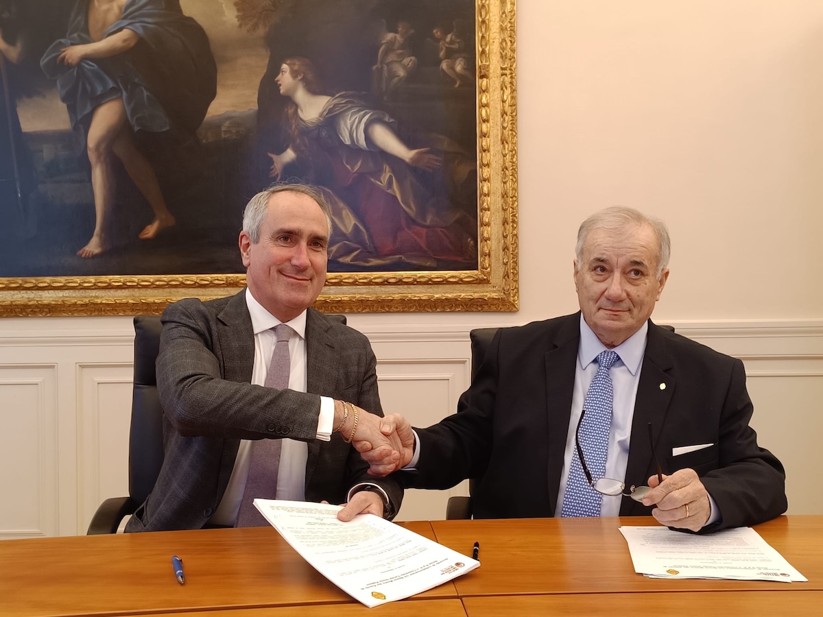 La firma dell'accordo tra la Banca Monte dei Paschi di Siena e il Consorzio Tutela Grana Padano. Da sinistra: Dimitri Bianchini, chief Commercial Officer Imprese e Private di Banca Monte dei Paschi di Siena, e Renato Zaghini, presidente del Consorzio Tutela Grana Padano