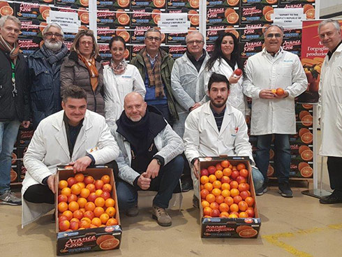 Il team di Oranfrizer, che ha organizzato il visggio via mare di arance in Cina