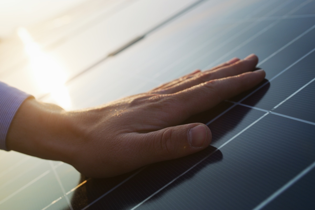 fotovoltaico-pannelli-fotovoltaici-mano-fonti-rinnovabili-bioenergie-green-by-kitreel-adobe-stock-1200x800.jpeg