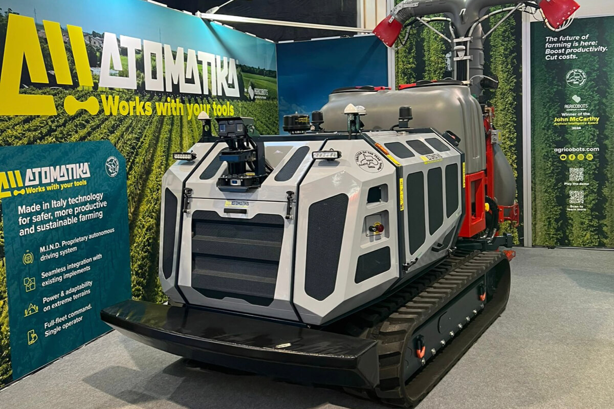 Robot Agricobots Atomatika dotato di motore diesel Perkins da 75 cavalli e trasmissione idrostatica