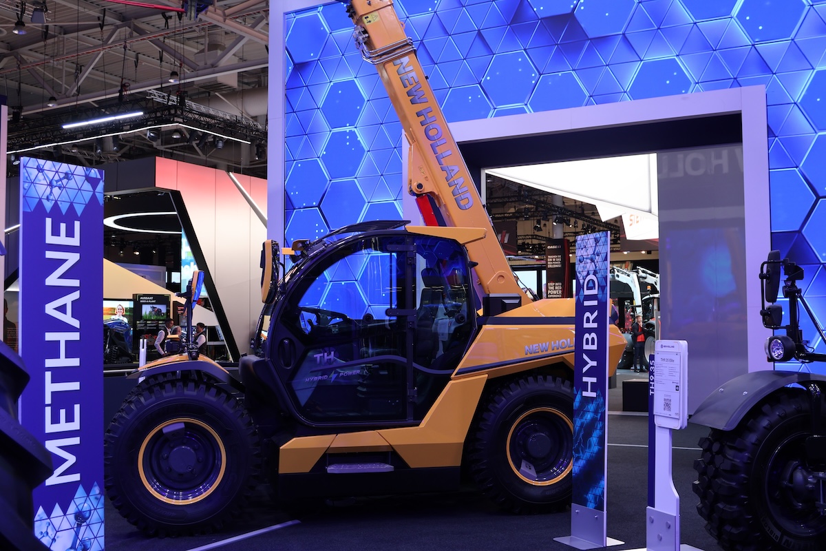 Il nuovo prototipo di sollevatore New Holland TH Hybrid Power combina un sistema di alimentazione elettrico con un motore FPT F28 a metano