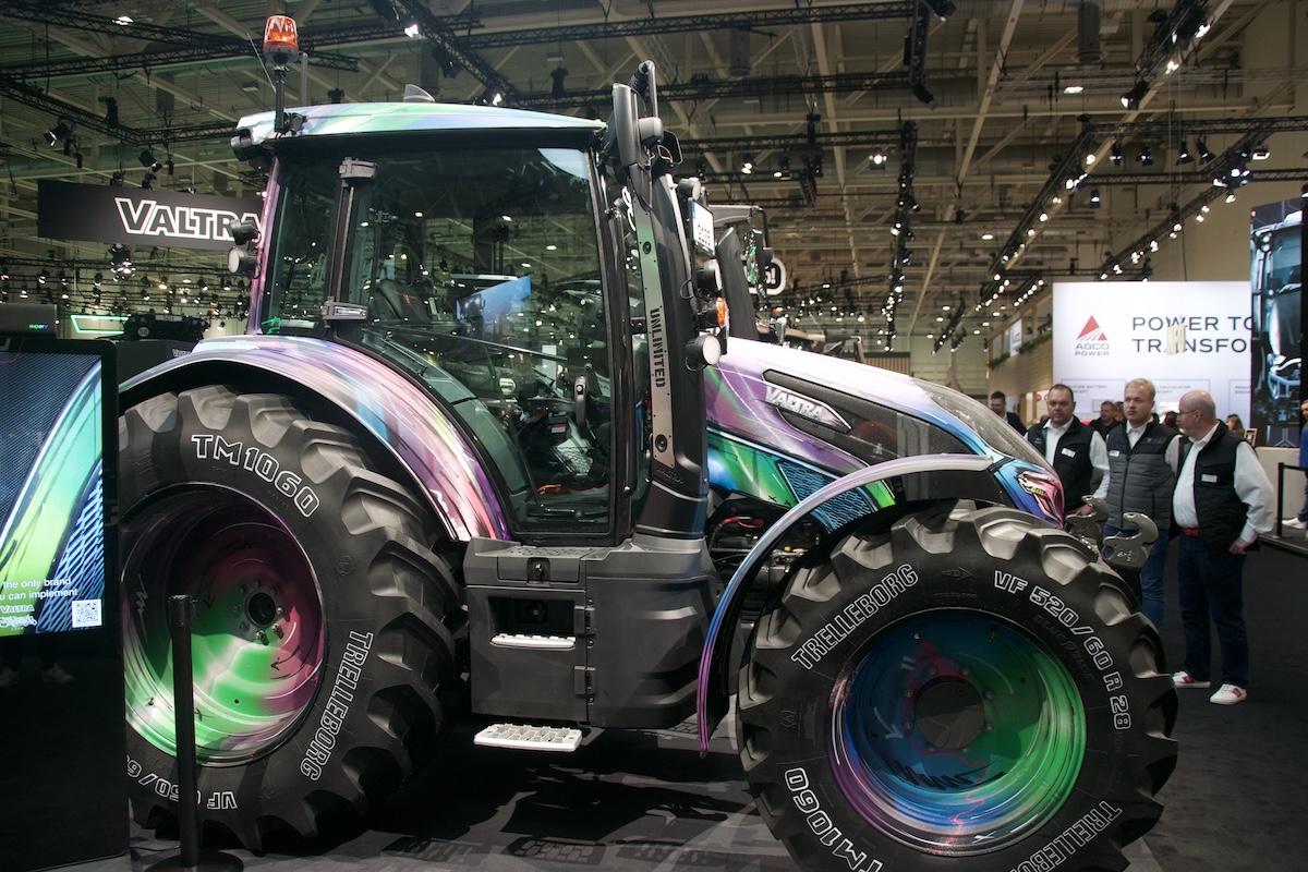 Valtra G135 CVT in livrea dipinta a mano ad Agritechnica 2025