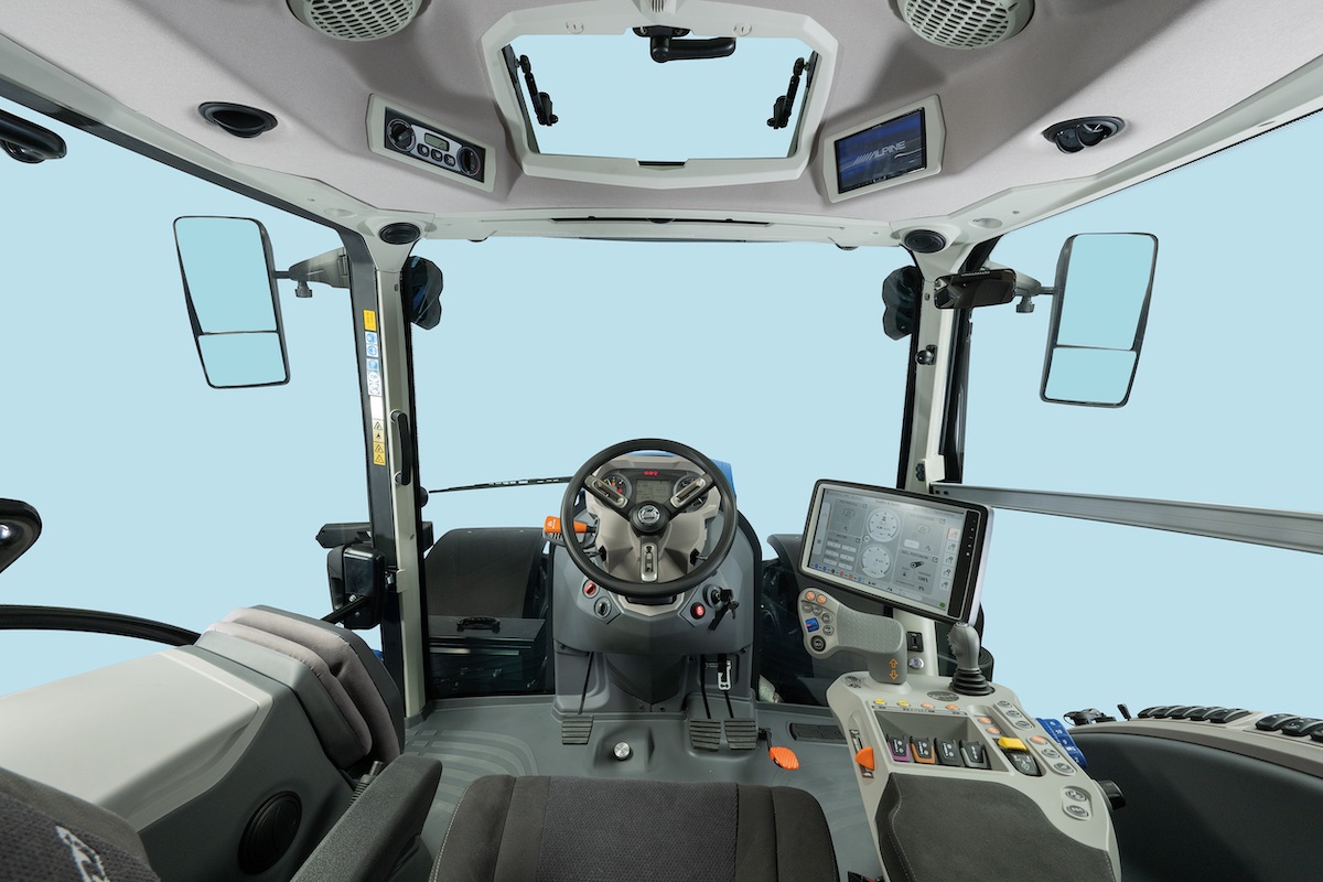 L'interno della nuova cabina Smart Cab di Landimi montata sui trattori Serie 7 RoboSix