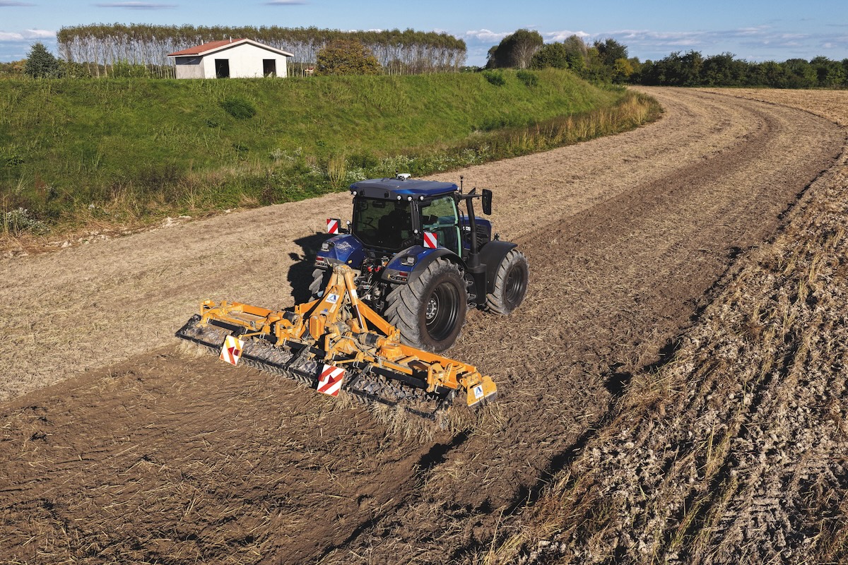 Landini Serie 7 RS con smart Cab è ideale per l'utilizzo di grandi attrezzature