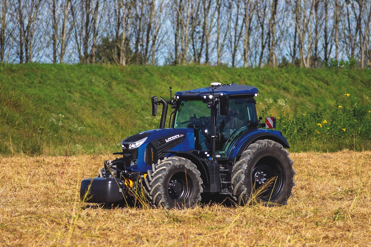 Il Landini 7-230 RoboSix con cabina Smart Cab offre una potenza massima di 225 cavalli
