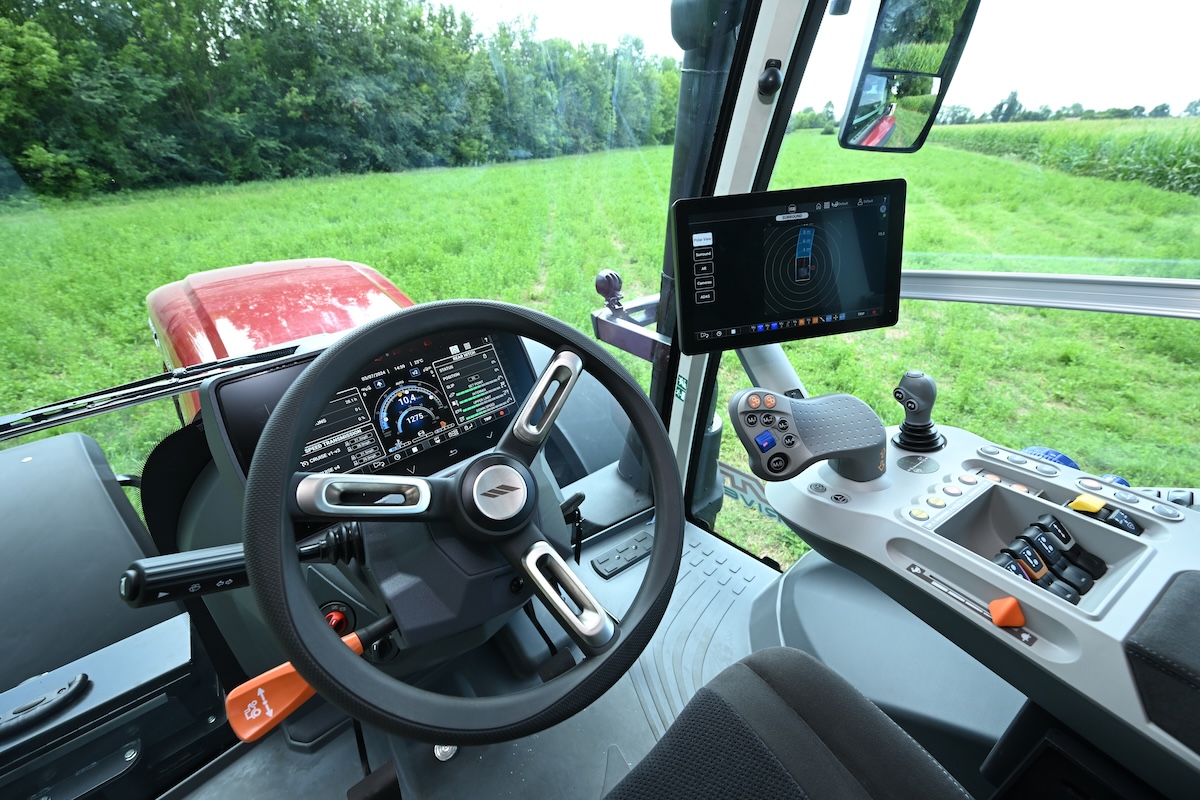 Il nuovo cruscotto digitale DSM Plus e il bracciolo multifunzione con joystick EasyPilot sul McCormick X7.6 VT Drive