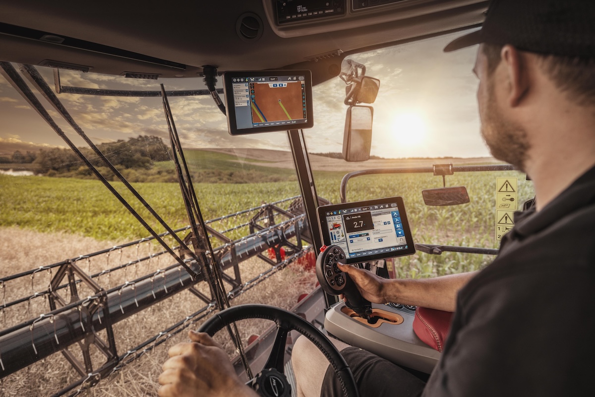 In cabina delle Axial Flow 260 di Case IH, doppio display AFS Pro 1200 per gestire le funzionalità Harvest Command 