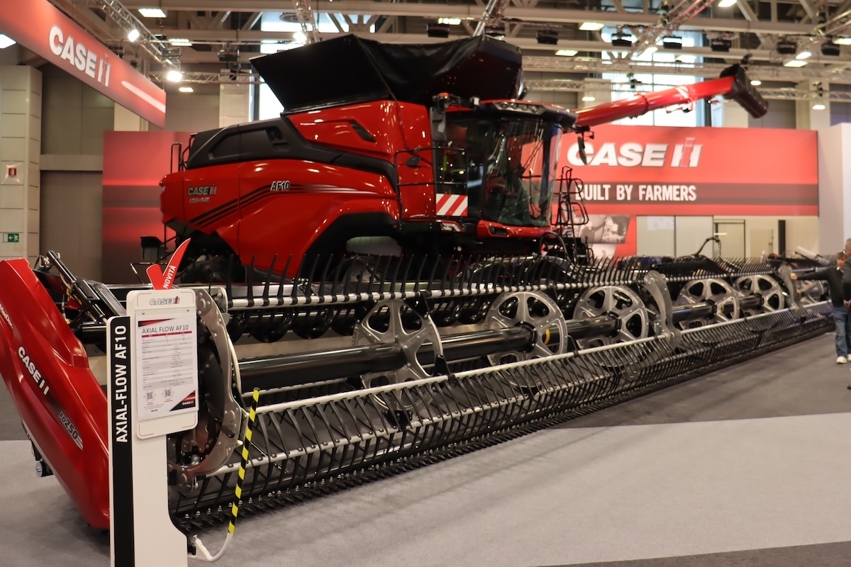 Case IH AF10 con testata a tappeti, canale di alimentazione e serbatoio granella di grandi dimensioni