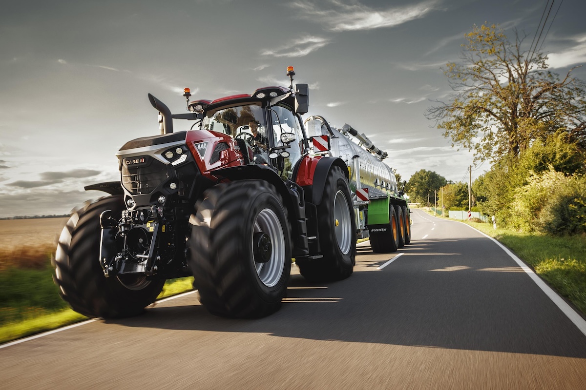 I nuovi trattori Case IH Optum, con nuova trasmissione CVXDrive, possono raggiungere i 60 chilometri orari su strada