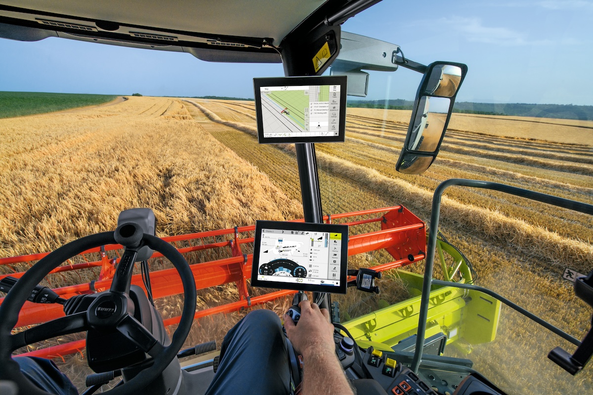 Differenti soluzioni digitali per l'agricoltura di precisione in cabina della Trion 740 di Claas