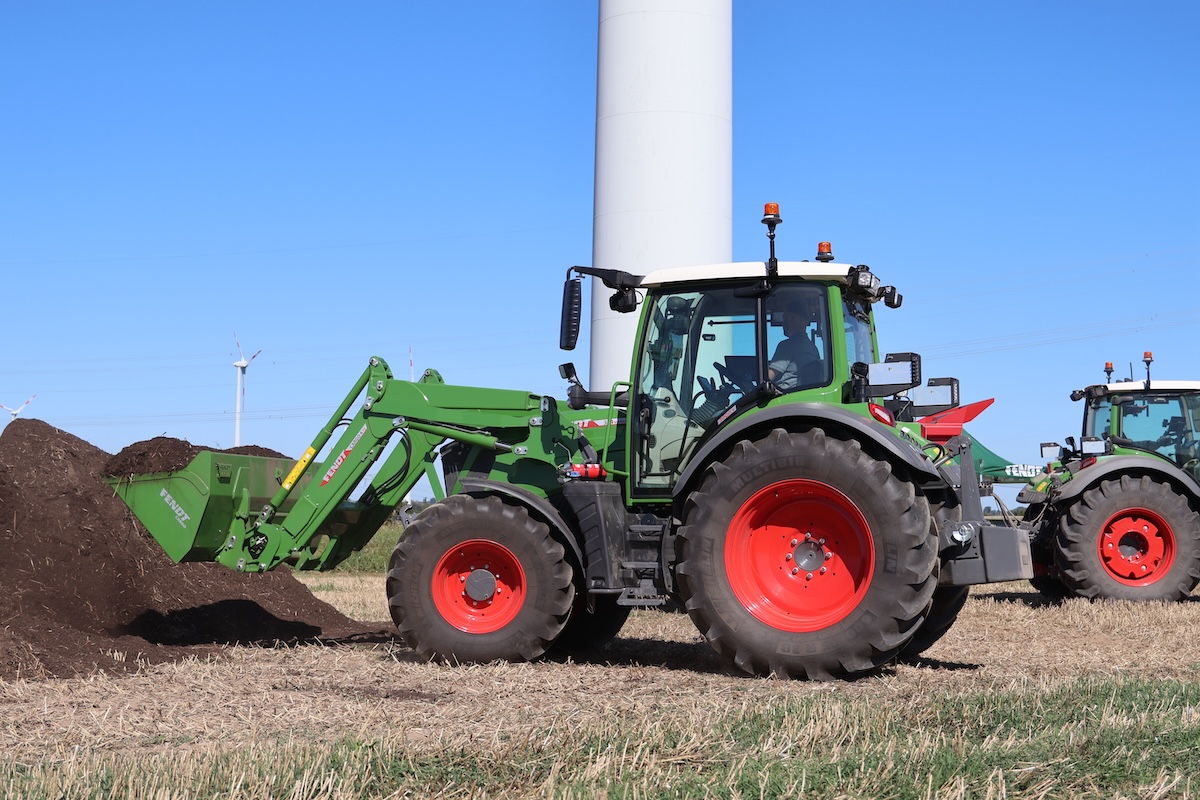 Nuovo trattore Fendt 314 Vario al lavoro con il caricatore Fendt Cargo 4.75