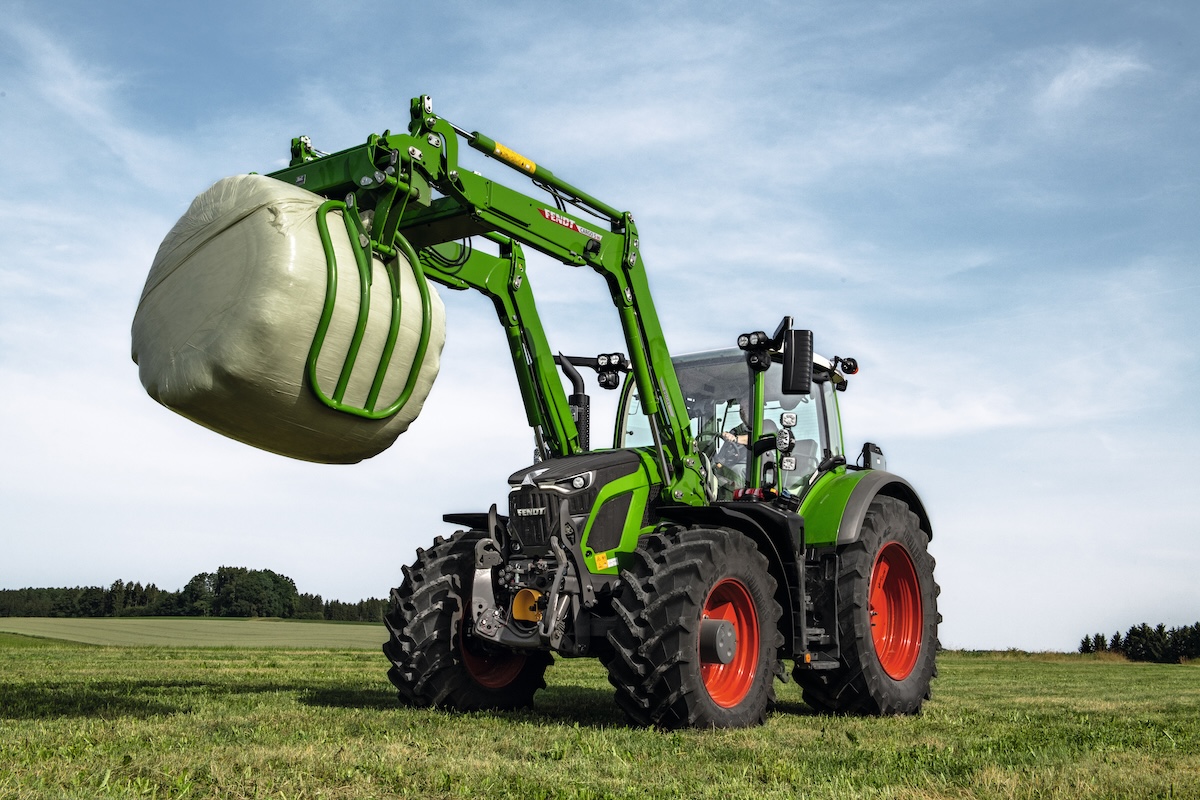 Carico di balle e altri materiali semplicissimo con la Serie 600 Vario di Fendt