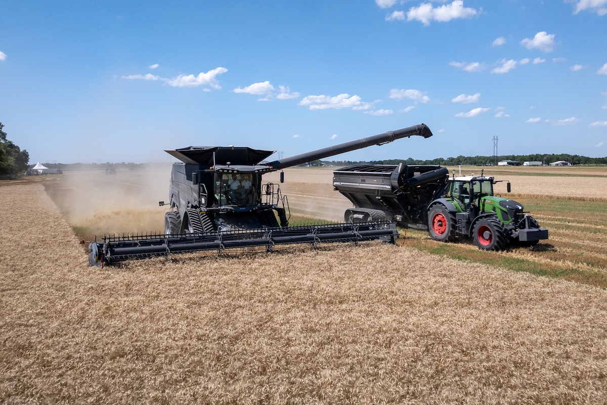 Durante la raccolta, il trattore Fendt 800 Vario autonomo può trainare un rimorchio senza l'operatore a bordo