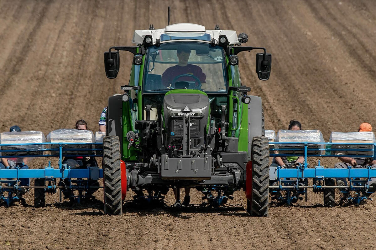 Fendt e107 Vario in azione con un'attrezzatura per il trapianto di ortaggi