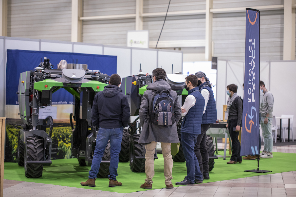 Visitatori del World Fira 2021 osservano i robot agricoli di Exxact Robotics