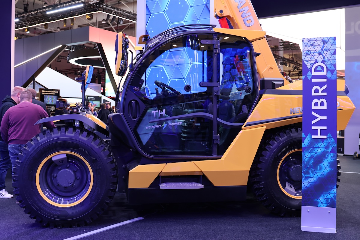 Motore FPT F28 NG in una nuova configurazione ibrida ad alta tensione sotto il cofano del sollevatore New Holland TH Hybrid Power