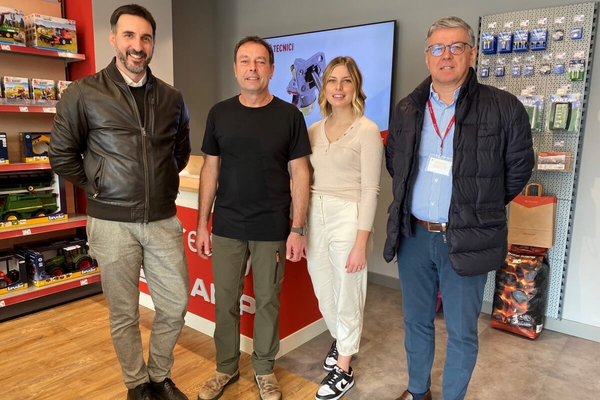 I proprietari del LAM Store, Luca e Alessia Parmigiani, con Rafael Massei, Direttore Commerciale Kramp Italia