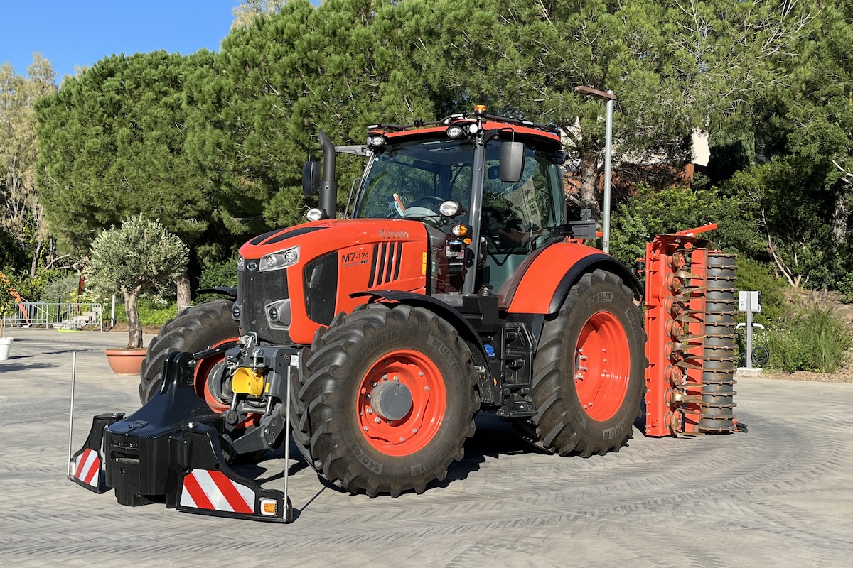 M7-174 Premium KVT in movimento durante l'evento Kubota tenutosi a Tarragona, in Spagna