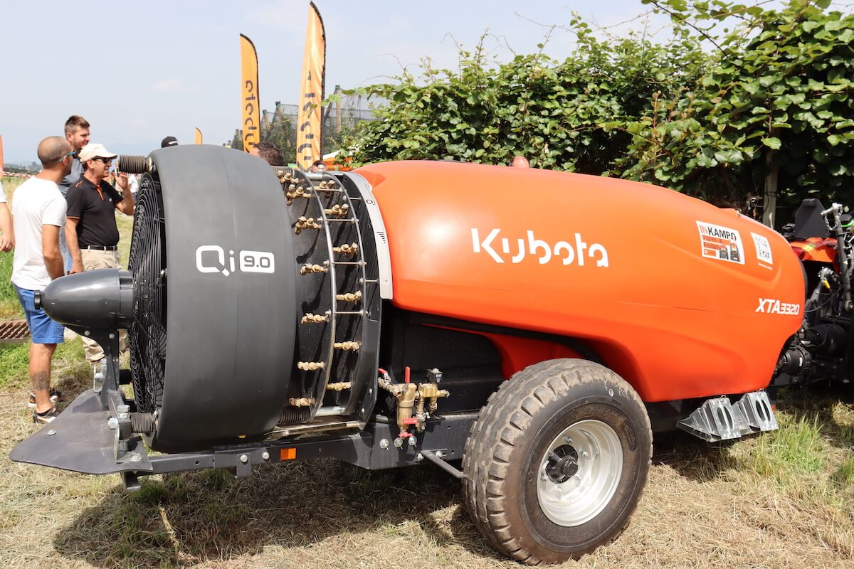 Atomizzatore trainato Kubota XTA 3320 con capacità di 2mila litri al tour Kubota in Kampo