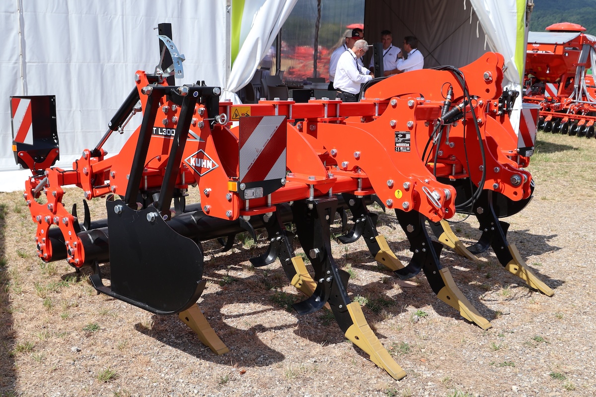 Decompattatore KUHN DT L 300 per la fessurazione del terreno in profondità