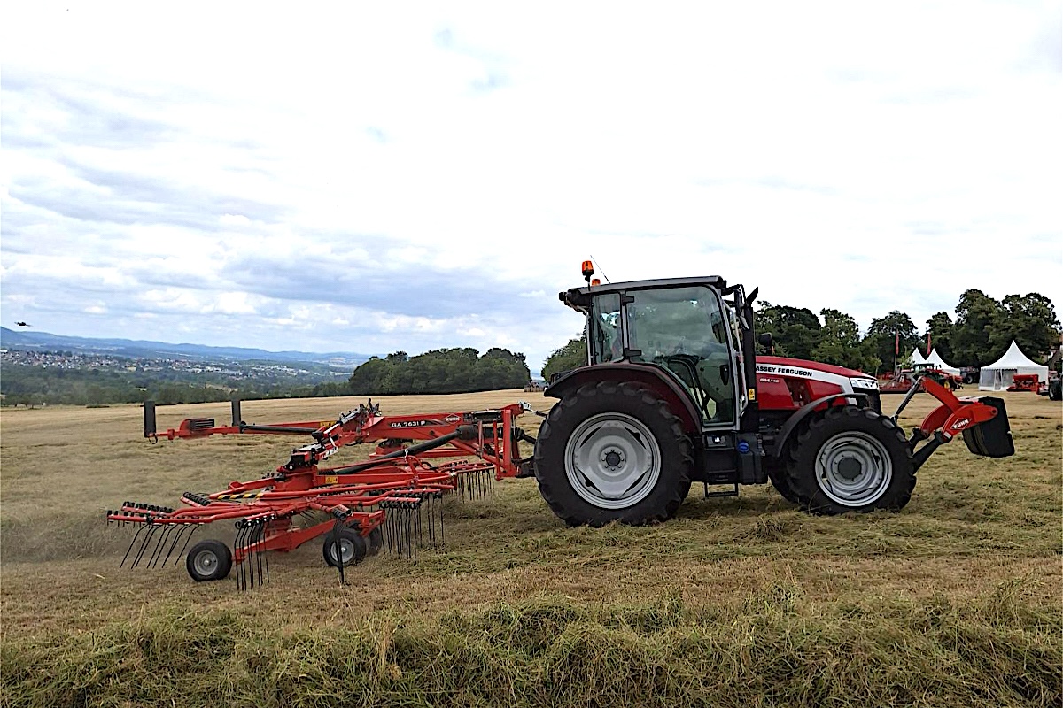 Andanatore portato a due rotori KUHN GA 7631 P in azione con un trattore Massey Ferguson di media potenza
