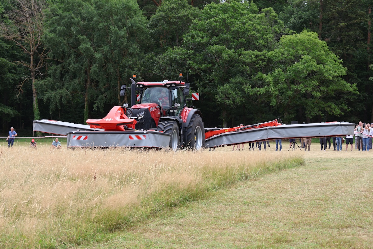 Falciatrice KUHN GMD 15030, con larghezza di 14,50 metri, pronta a entrare in campo