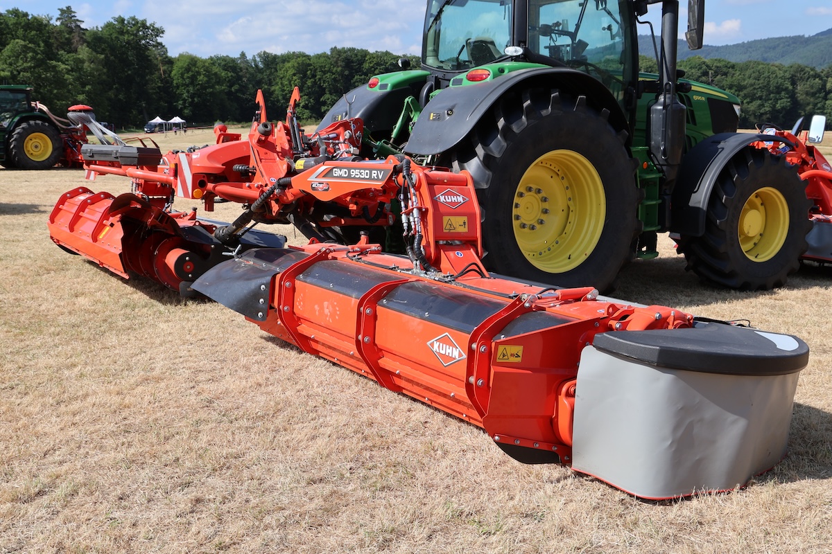 Falciatrice KUHN GMD 9530 RV con andanatore a doppia coclea, indicata anche per il contesto italiano